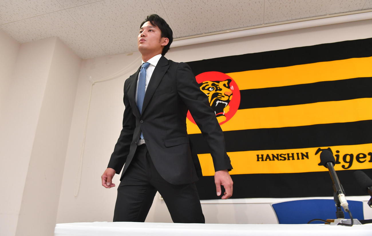 契約更改後の会見を終えた阪神・藤浪晋太郎（代表撮影）
