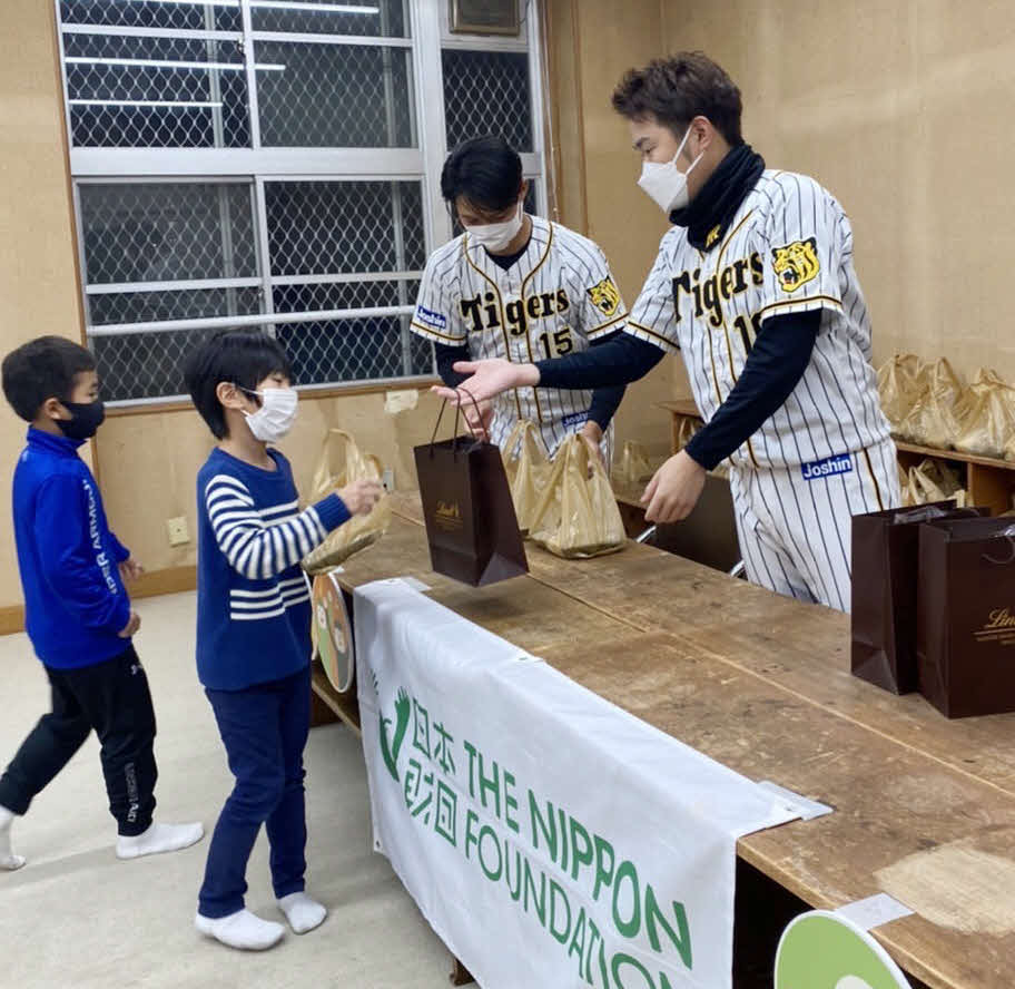 「ハピネスこども食堂」を訪問し子どもたちと交流した西勇（右）と西純（球団提供）