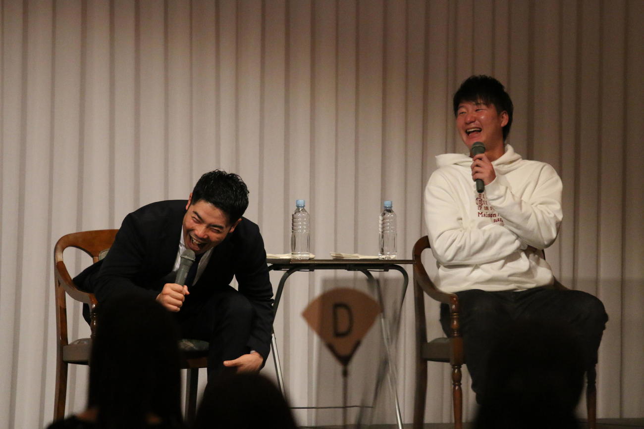 トークショーで爆笑する日本ハム近藤（左）と渡辺（撮影・田中彩友美）