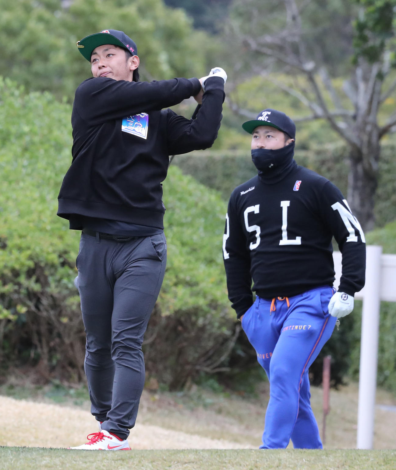 ティーショットを放つ今宮。後方は森（撮影・屋方直哉）