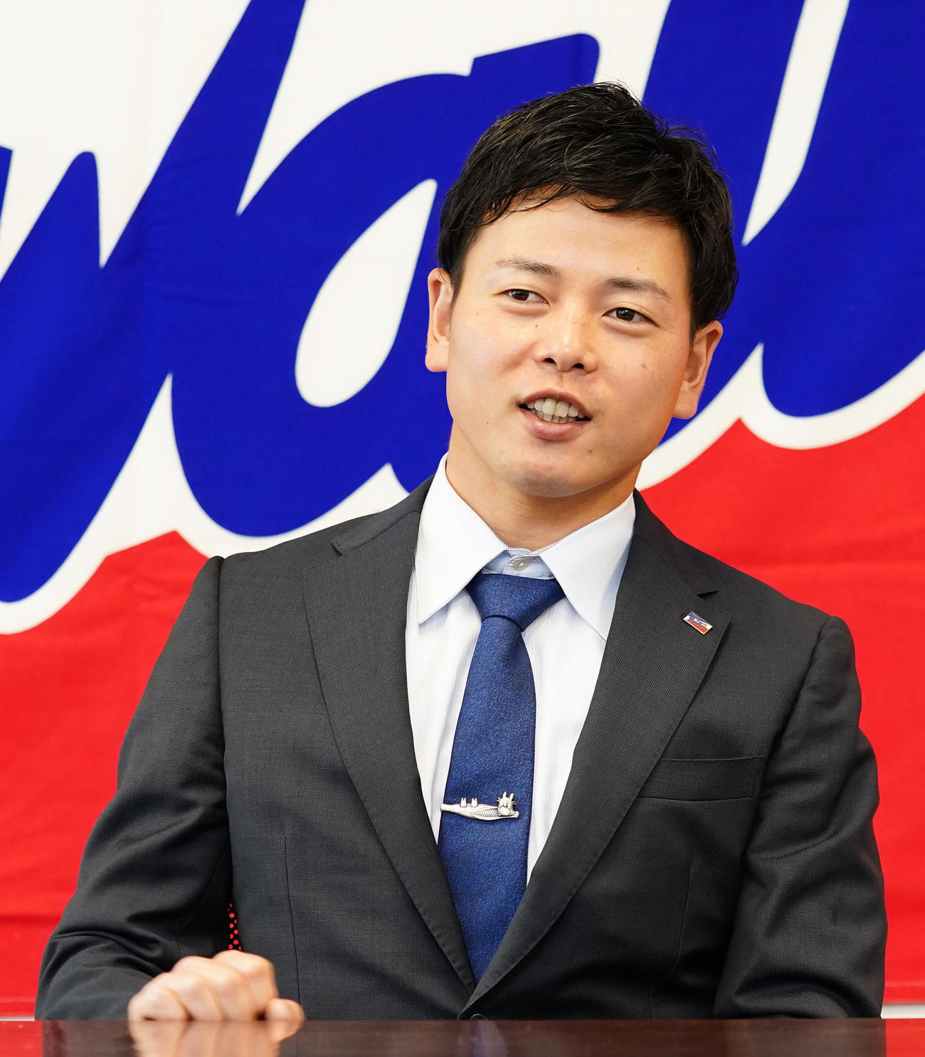 契約更改を終えて取材に応じるヤクルト山崎晃大朗
