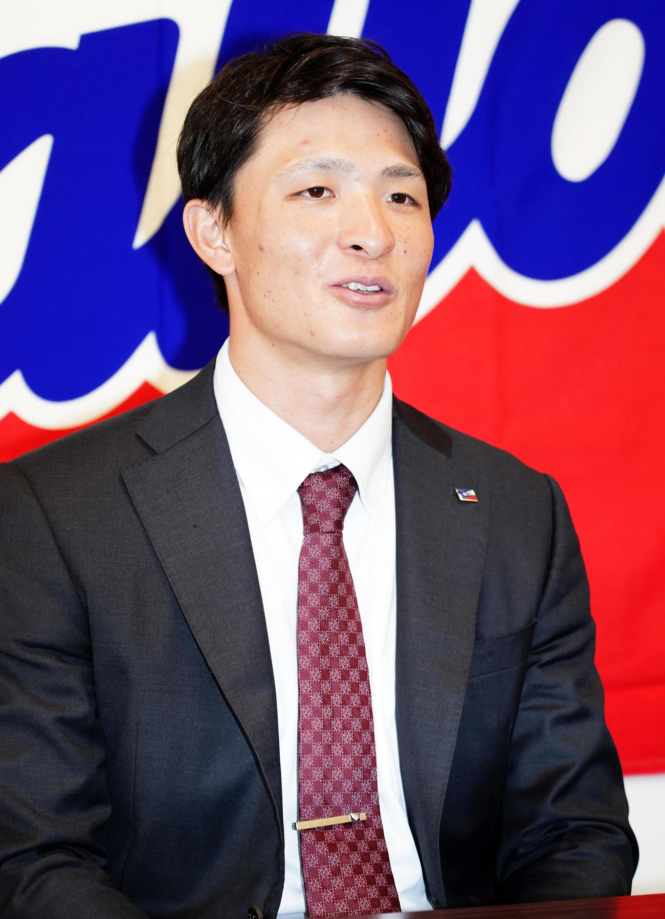 契約更改を終えて取材に応じるヤクルト宮本（代表撮影）