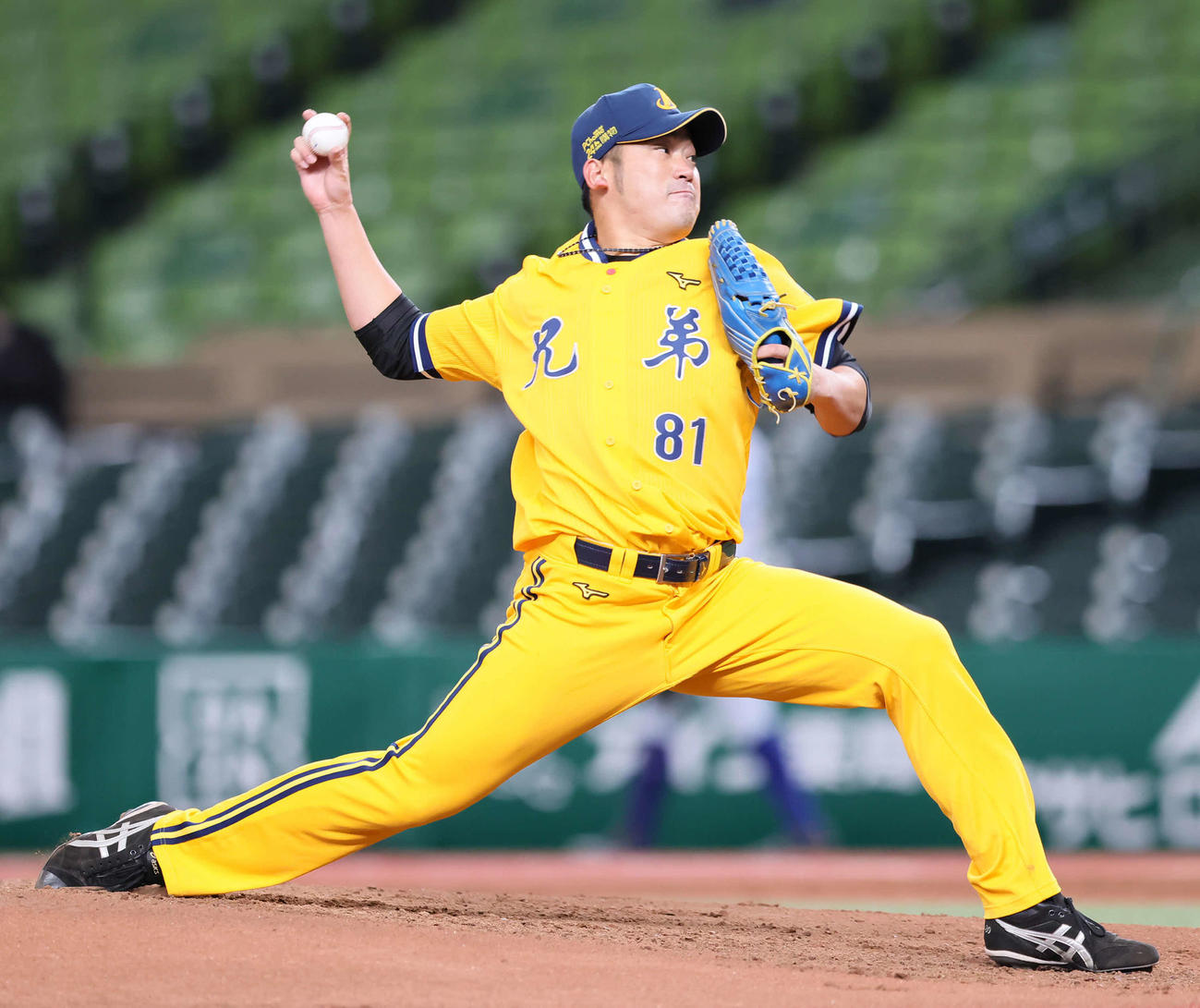 台湾・中信兄弟のユニホーム姿で登板する元阪神の高野（撮影・足立雅史）