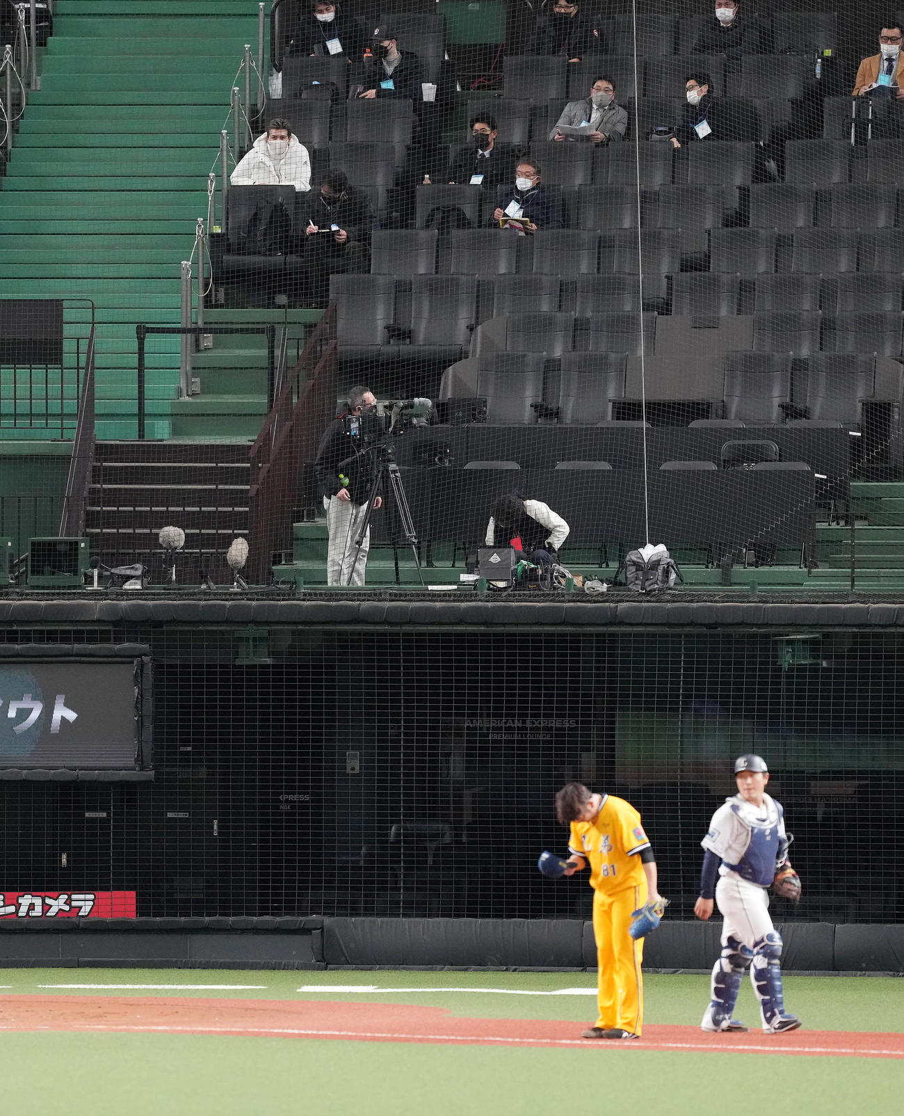12球団合同トライアウトで登板を終え一礼する元阪神高野（左）に視線を送る日本ハム新庄監督（撮影・菅敏）