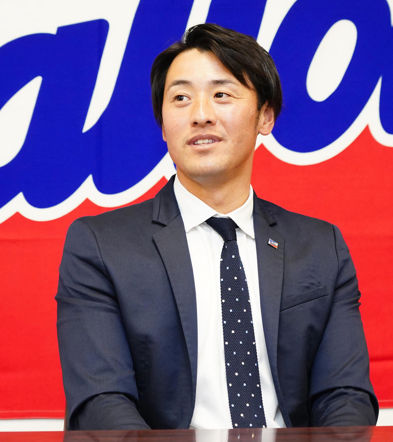 契約更改を終えて会見するヤクルト荒木（代表撮影）