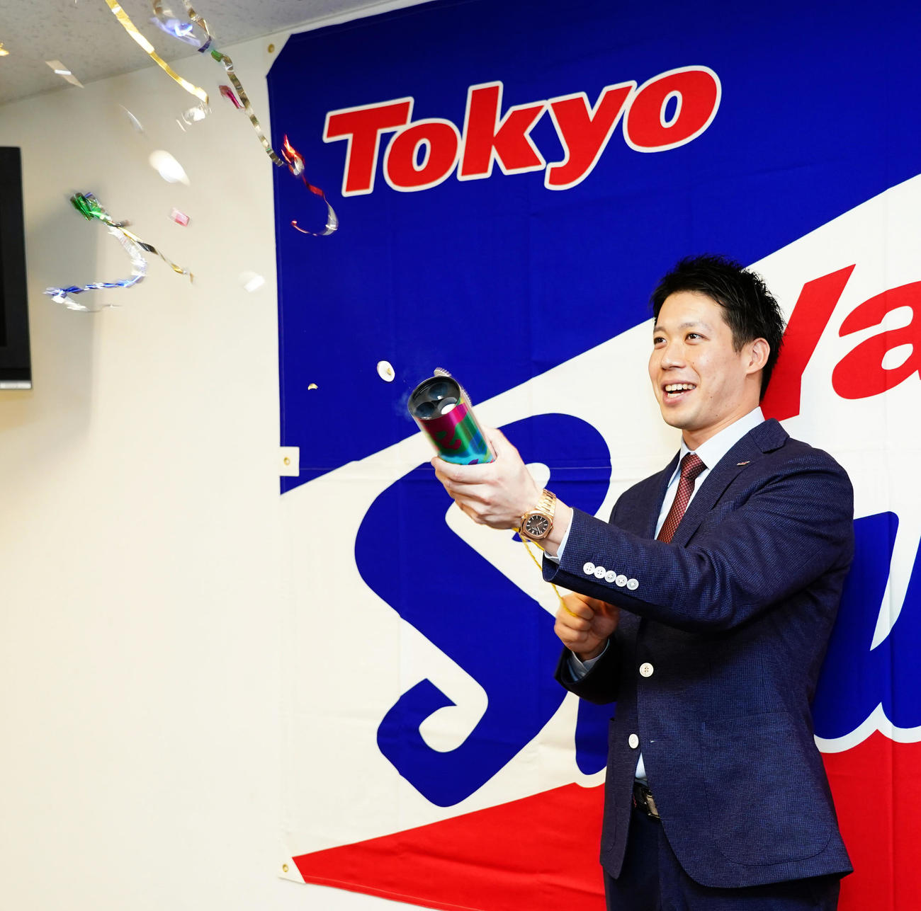 契約更改交渉を終えて、クラッカーを鳴らすヤクルト山田（代表撮影）