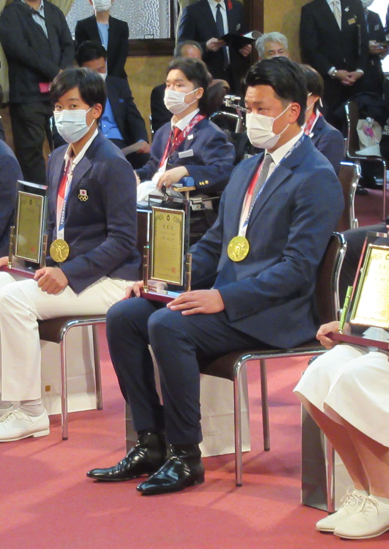 愛知県ゆかりの東京五輪金ネダリストとして愛知県スポーツ顕彰の表彰を受けた中日大野雄（右）とソフトボール後藤希友（左）（撮影・伊東大介）