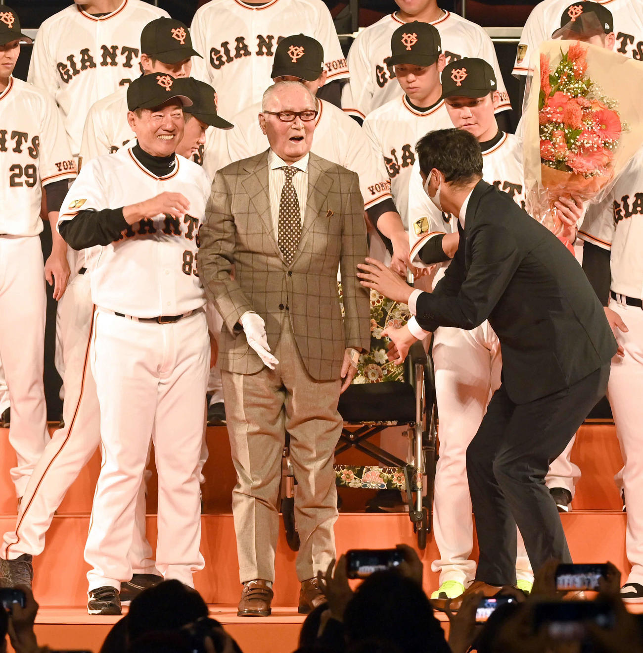 文化勲章の記念セレモニーで立ち上がり記念撮影に納まる長嶋終身名誉監督（中央）。左は原監督（撮影・たえ見朱実）
