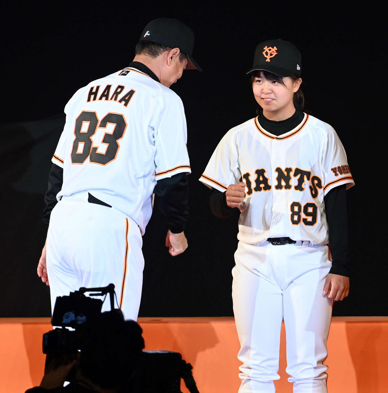 巨人女子チーム第1期生となった島野は、原監督から激励され笑顔を見せる（撮影・たえ見朱実）
