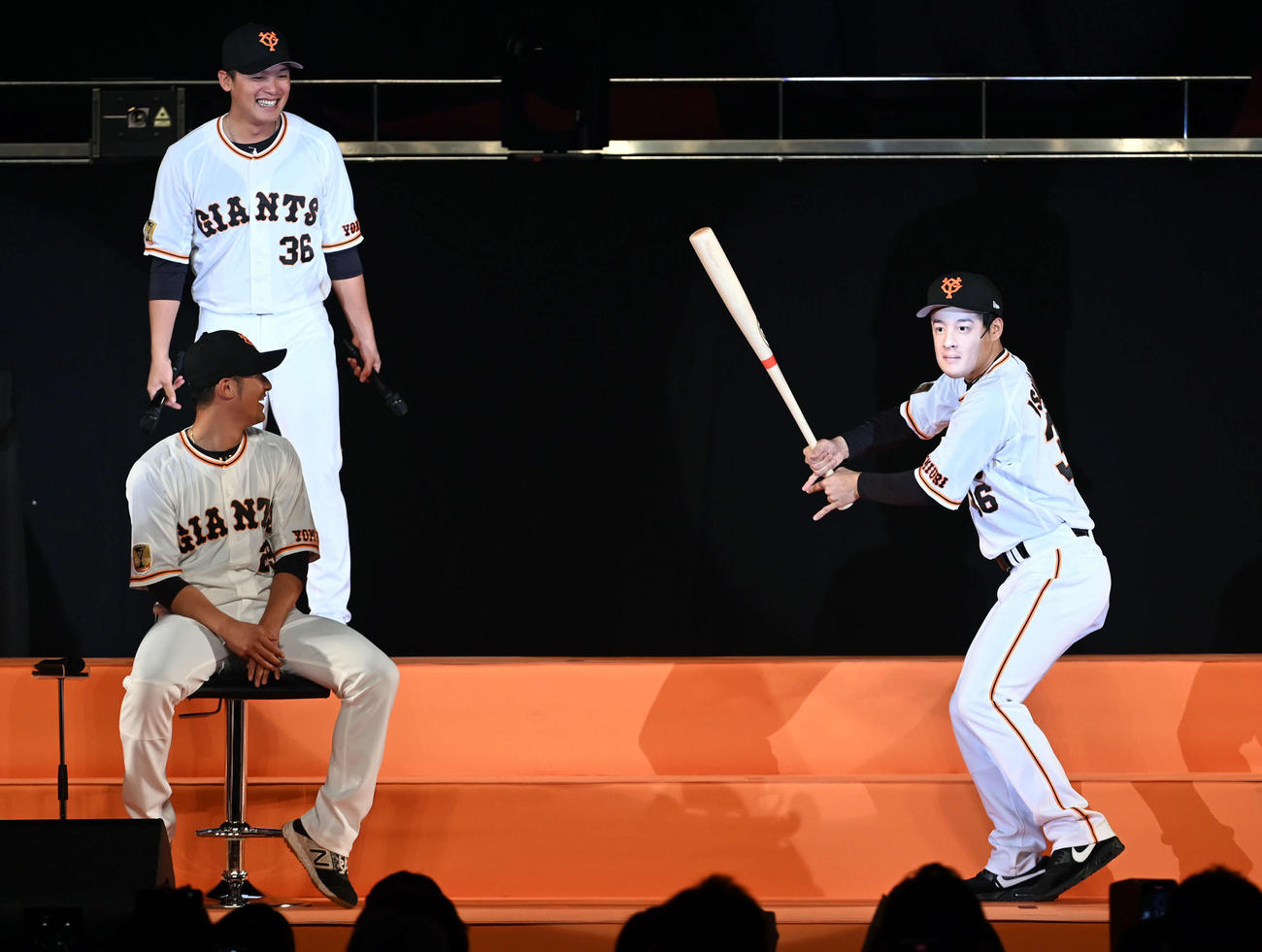 「石川選手の顔になりたい」と言う巨人松原の夢が叶い3Dプリントで制作したマスクを付けて本人と登場（撮影・たえ見朱実）