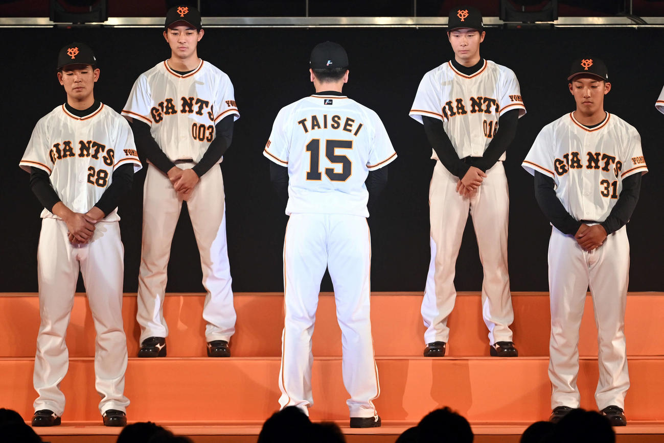 新入団選手のお披露目で登録名を「大勢」とした巨人ドラフト1位の翁田大勢（撮影・たえ見朱実）