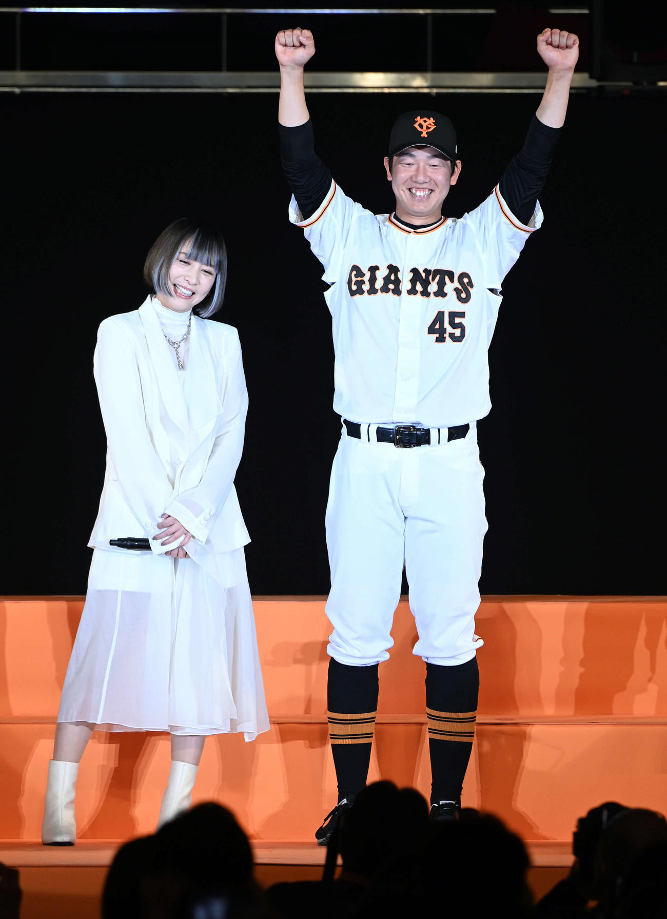 憧れの歌手の藍井エイルと対面し、ガッツポーズで記念撮影に納まる巨人畠（撮影・たえ見朱実）
