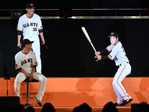 「石川選手の顔になりたい」と言う巨人松原の夢が叶い3Dプリントで制作したマスクを付けて本人と登場（撮影・たえ見朱実）