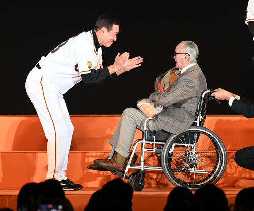 文化勲章を受賞した長嶋終身名誉監督に花束を贈る原監督（撮影・たえ見朱実）