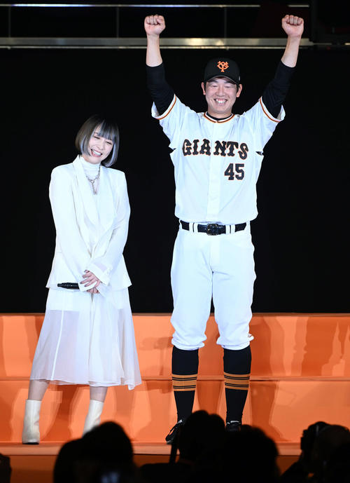 憧れの歌手の藍井エイルと対面し、ガッツポーズで記念撮影に納まる巨人畠（撮影・たえ見朱実）