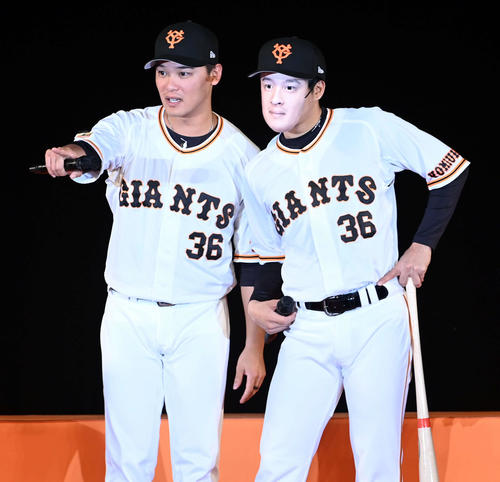 「石川選手の顔になりたい」と言う巨人松原の夢が叶い3Dプリントで制作したマスクを付けて本人と登場（撮影・たえ見朱実）
