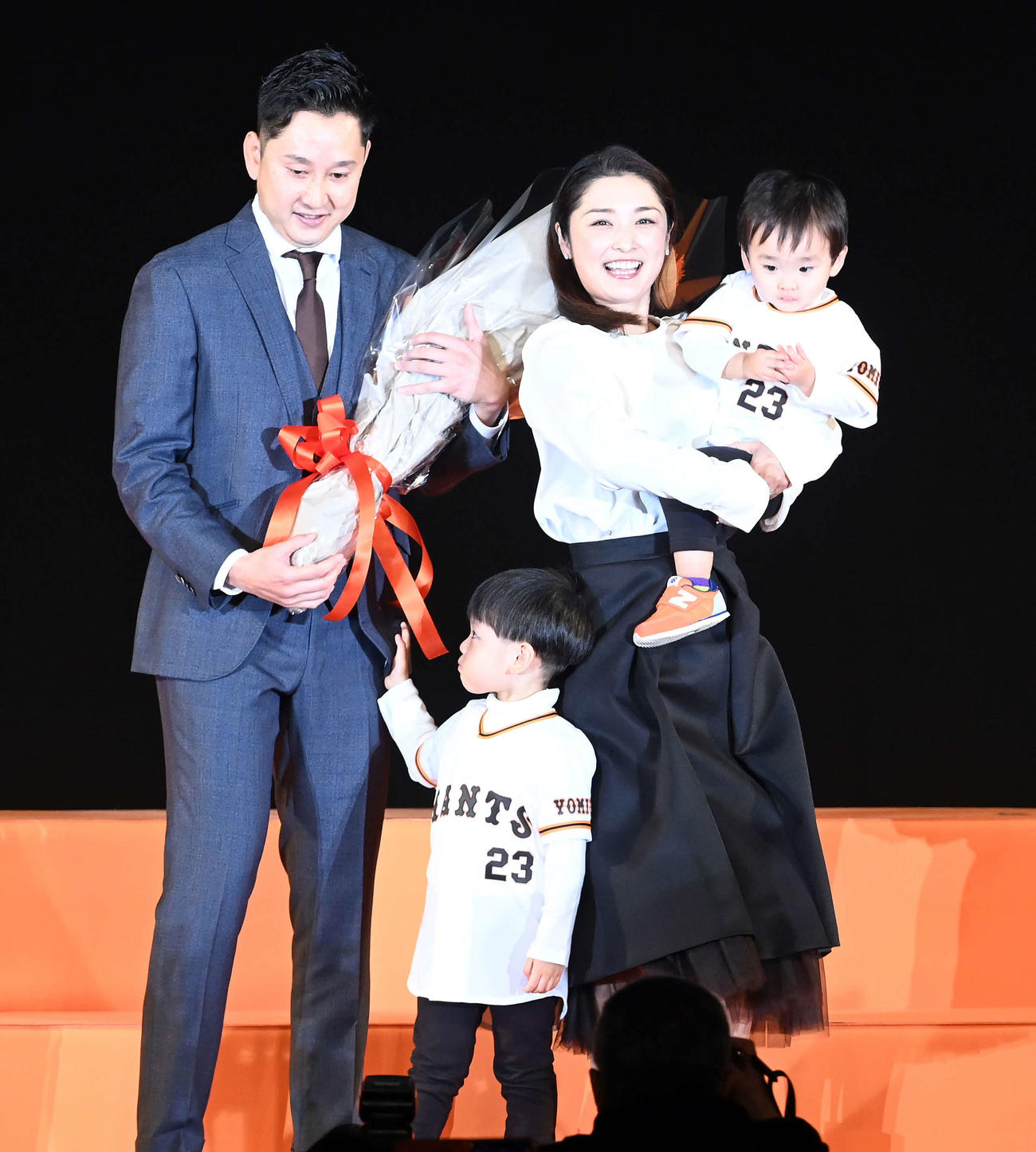 巨人野上亮磨の引退セレモニーは、夫人の石川梨華も子どもとともに駆けつけた（撮影・たえ見朱実）