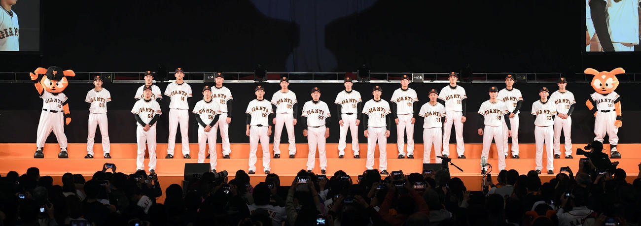 新入団選手をファン感謝祭でお披露目した巨人（撮影・たえ見朱実）