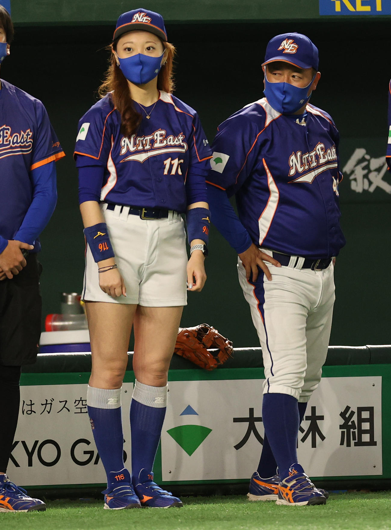 NTT東日本対東京ガス　試合前のあいさつを前に整列するNTT東日本のマスコット。右は飯塚監督（撮影・野上伸悟）