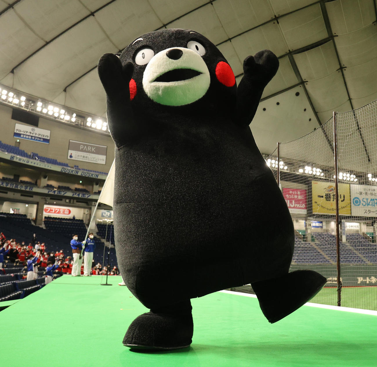 セガサミー対ホンダ熊本　ホンダ熊本のサヨナラ勝ちに、応援ステージで盛り上がるくまモン（撮影・野上伸悟）