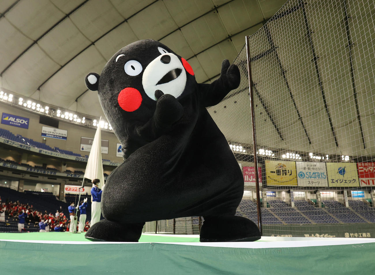 セガサミー対ホンダ熊本　ホンダ熊本のサヨナラ勝ちに、応援ステージで盛り上がるくまモン（撮影・野上伸悟）
