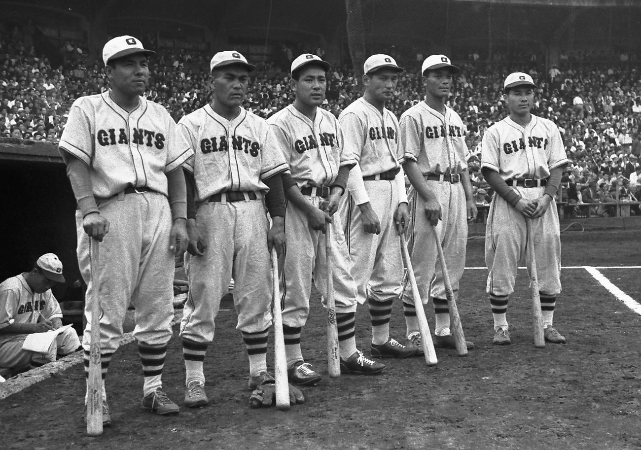 49年の巨人打撃陣。左から千葉茂、白石敏男、青田昇、川上哲冶、平山菊二
