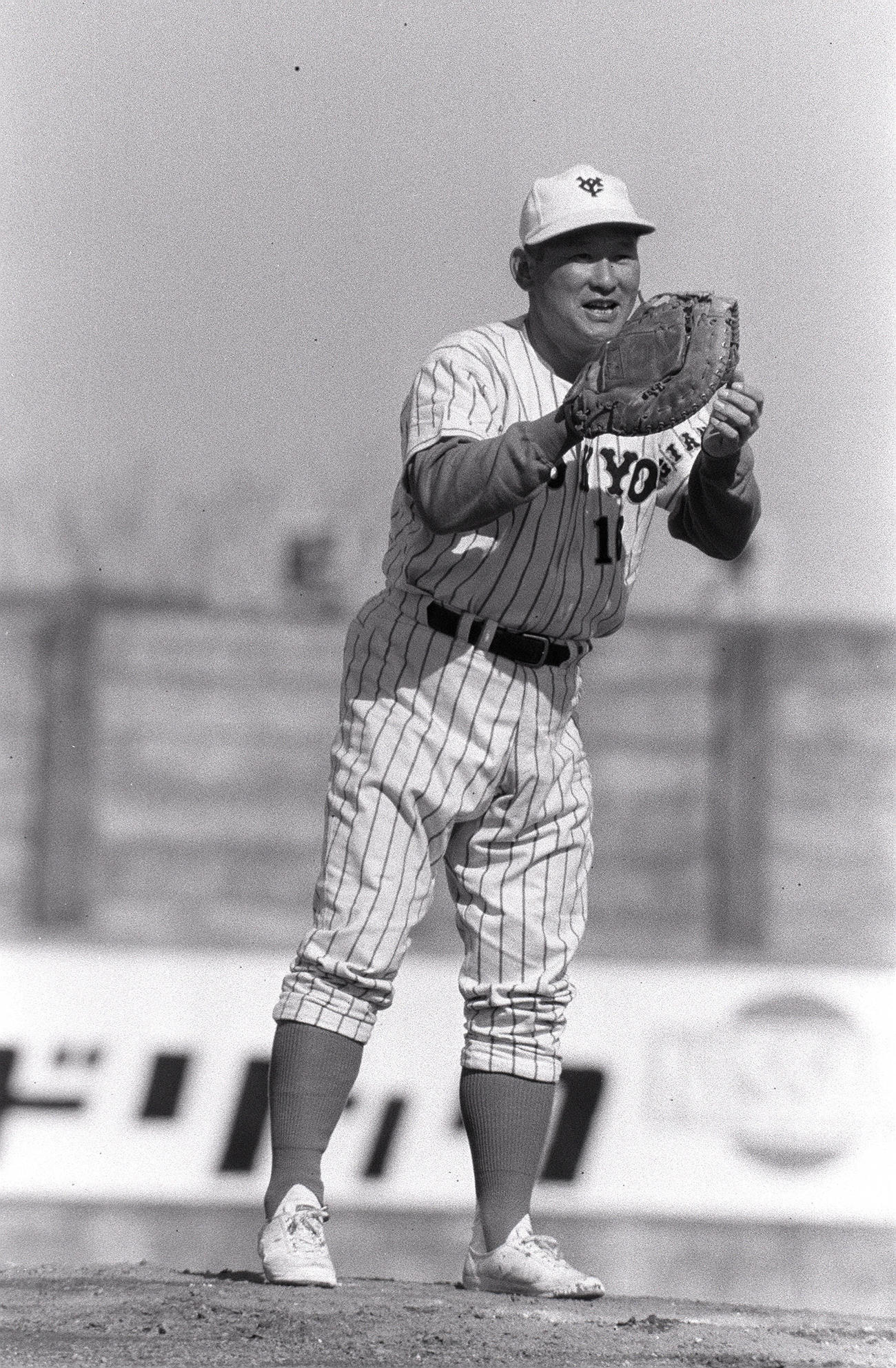 64年、報道陣との親善試合でファーストミットのまま投手を務める川上哲治監督