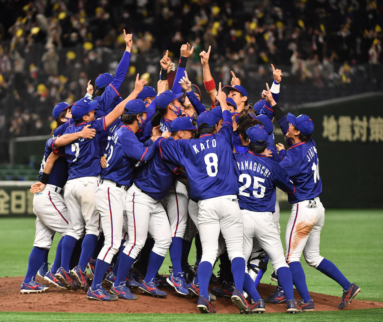ホンダ熊本対東京ガス　優勝し歓喜する東京ガスナイン（撮影・柴田隆二）