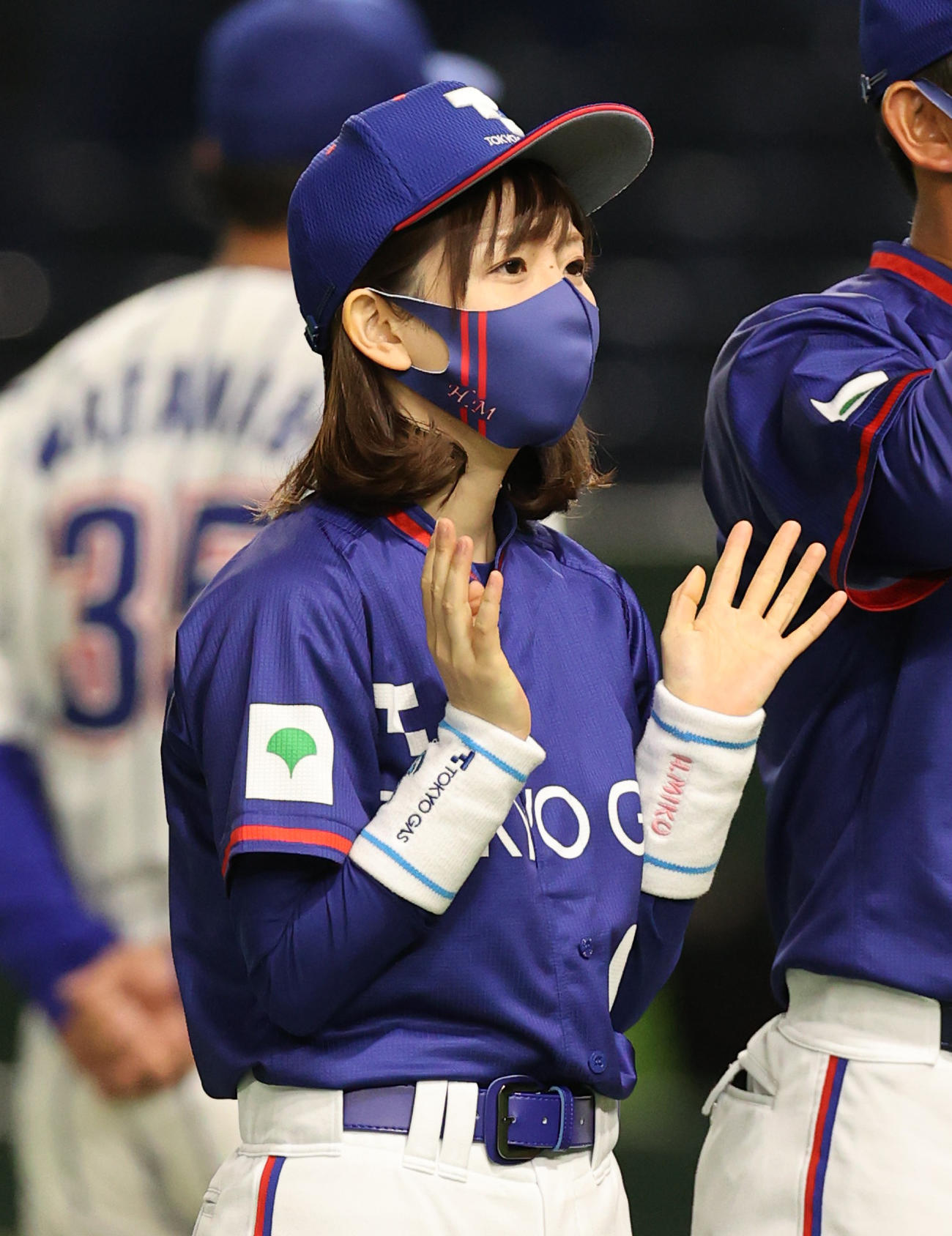 ホンダ熊本対東京ガス　応援席に手を振る東京ガスのチームマスコット（撮影・野上伸悟）