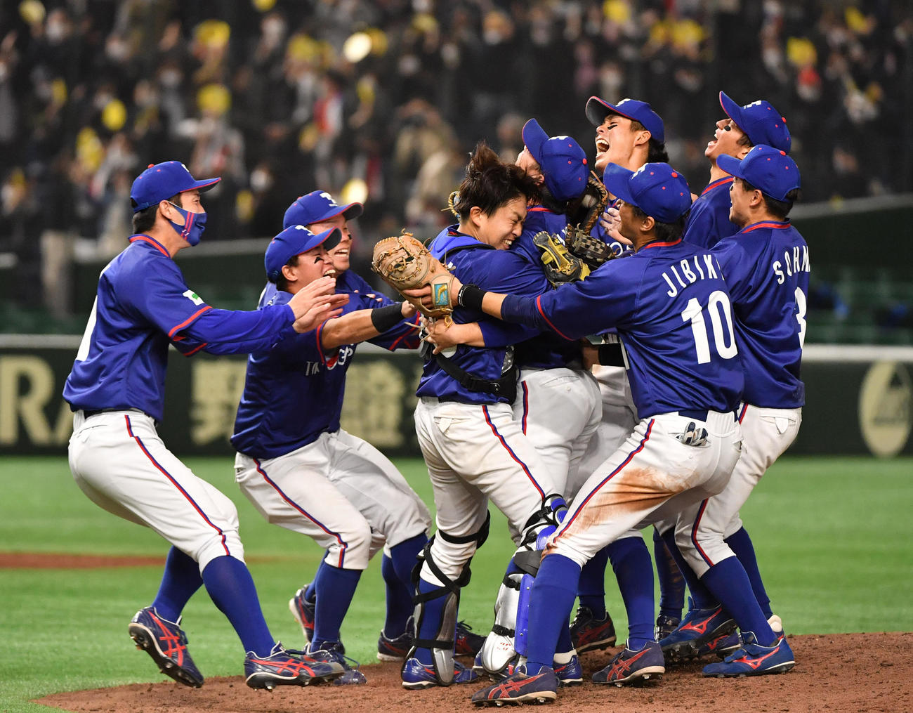 ホンダ熊本対東京ガス　優勝し歓喜する東京ガスナイン（撮影・柴田隆二）