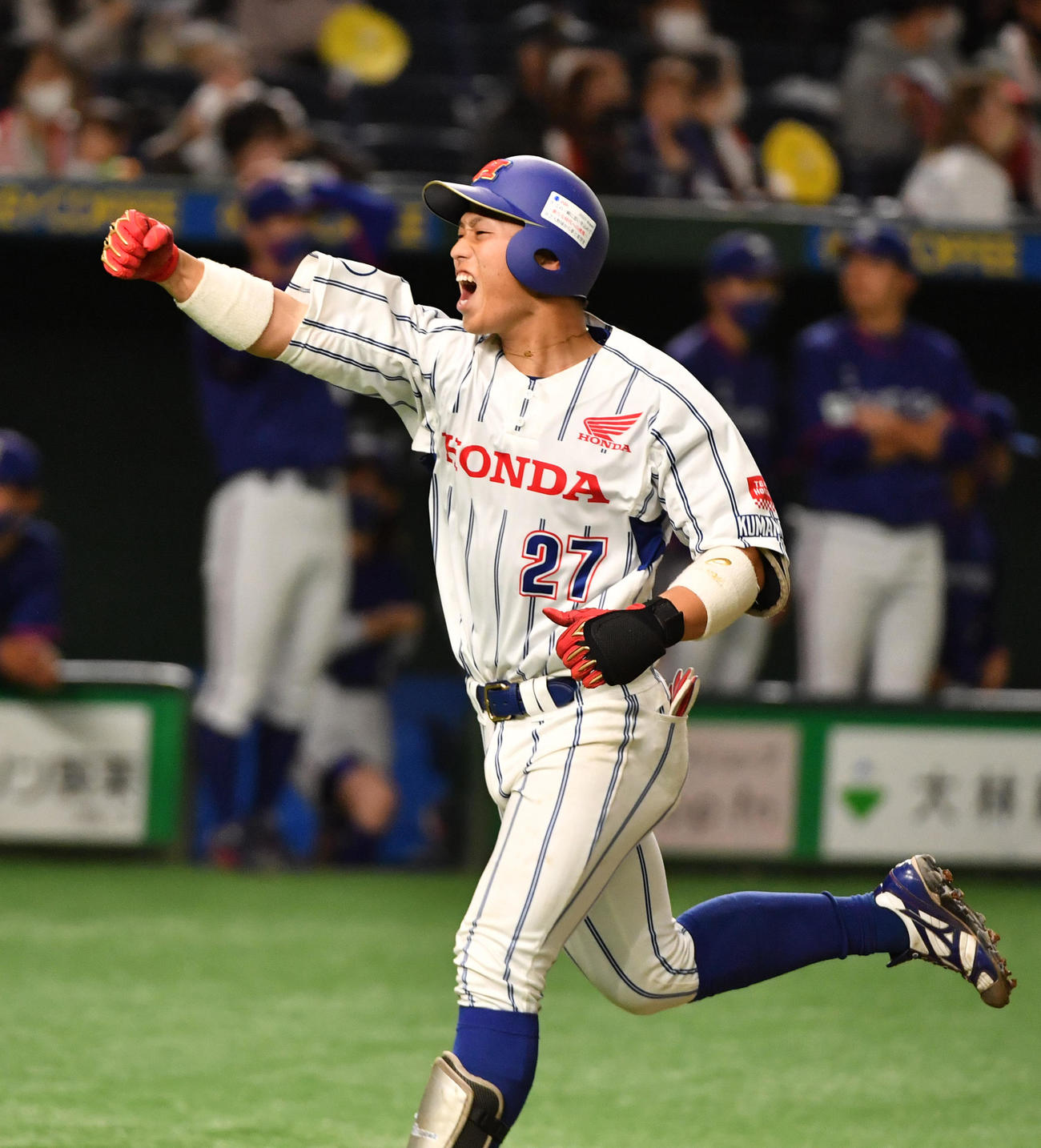 ホンダ熊本対東京ガス　9回表ホンダ熊本2死一、二塁、丸山は左越え3点本塁打を放ちガッツポーズ（撮影・柴田隆二）