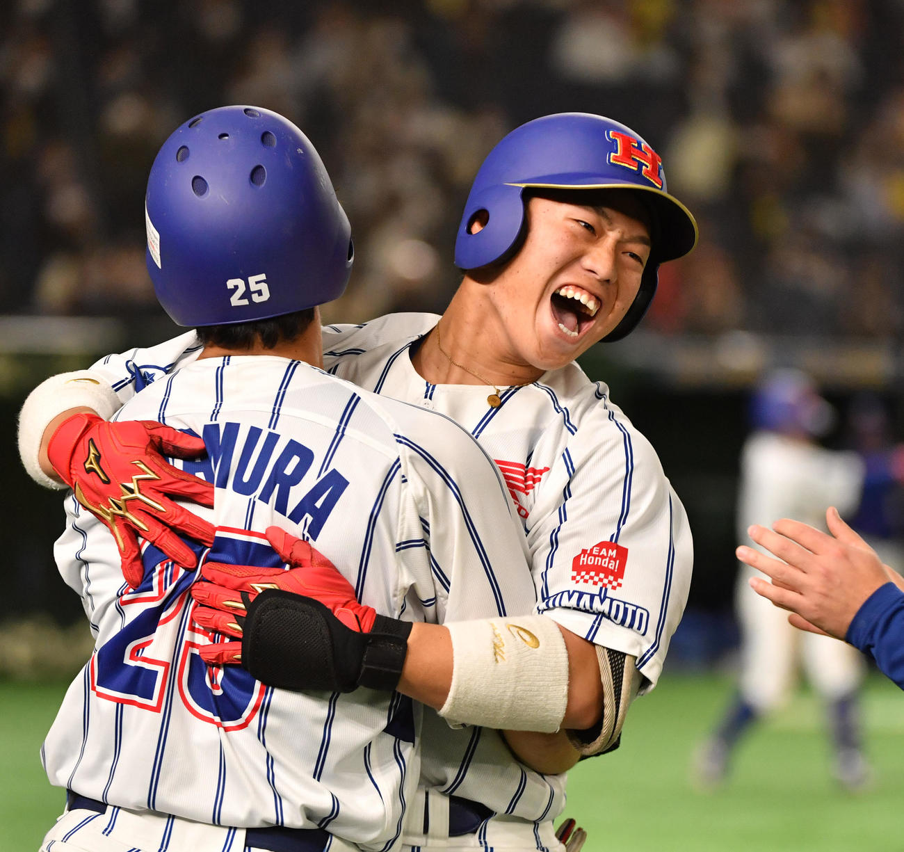 ホンダ熊本対東京ガス　9回表ホンダ熊本2死一、二塁、丸山竜治は左越えに本塁打を放ちナインと抱き合う（撮影・柴田隆二）