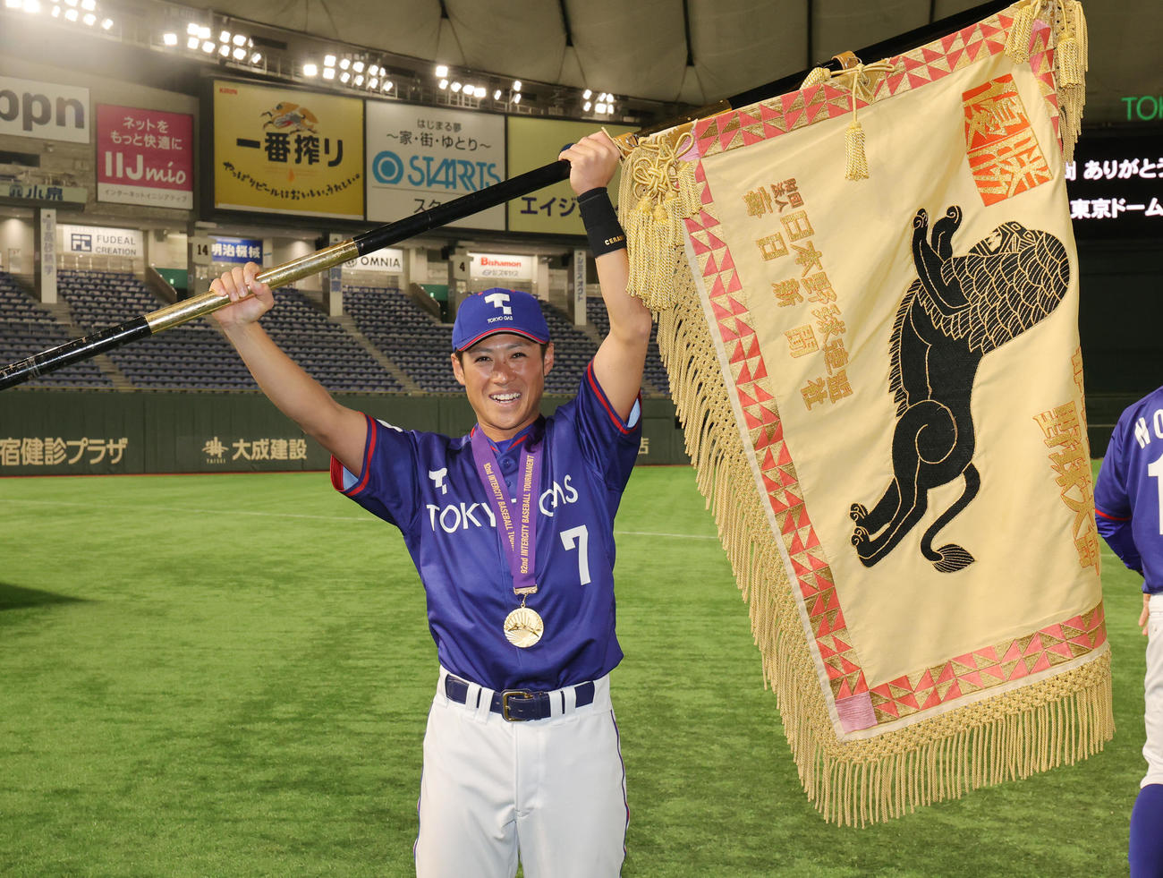 ホンダ熊本対東京ガス　優勝し黒獅子旗を掲げる東京ガス・小林主将（撮影・野上伸悟）