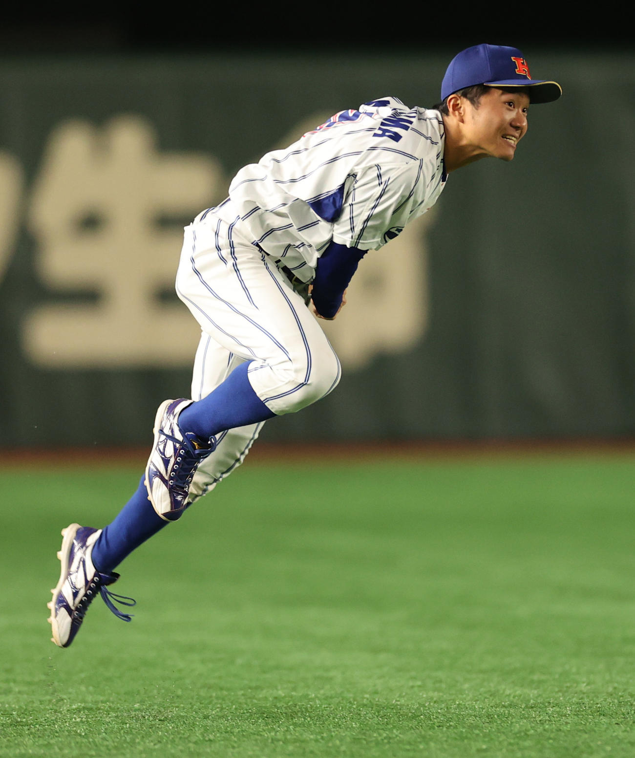 ホンダ熊本対東京ガス　1回裏東京ガス1死一、二塁、地引の左前打で本塁を狙った楠を刺す中島（撮影・野上伸悟）