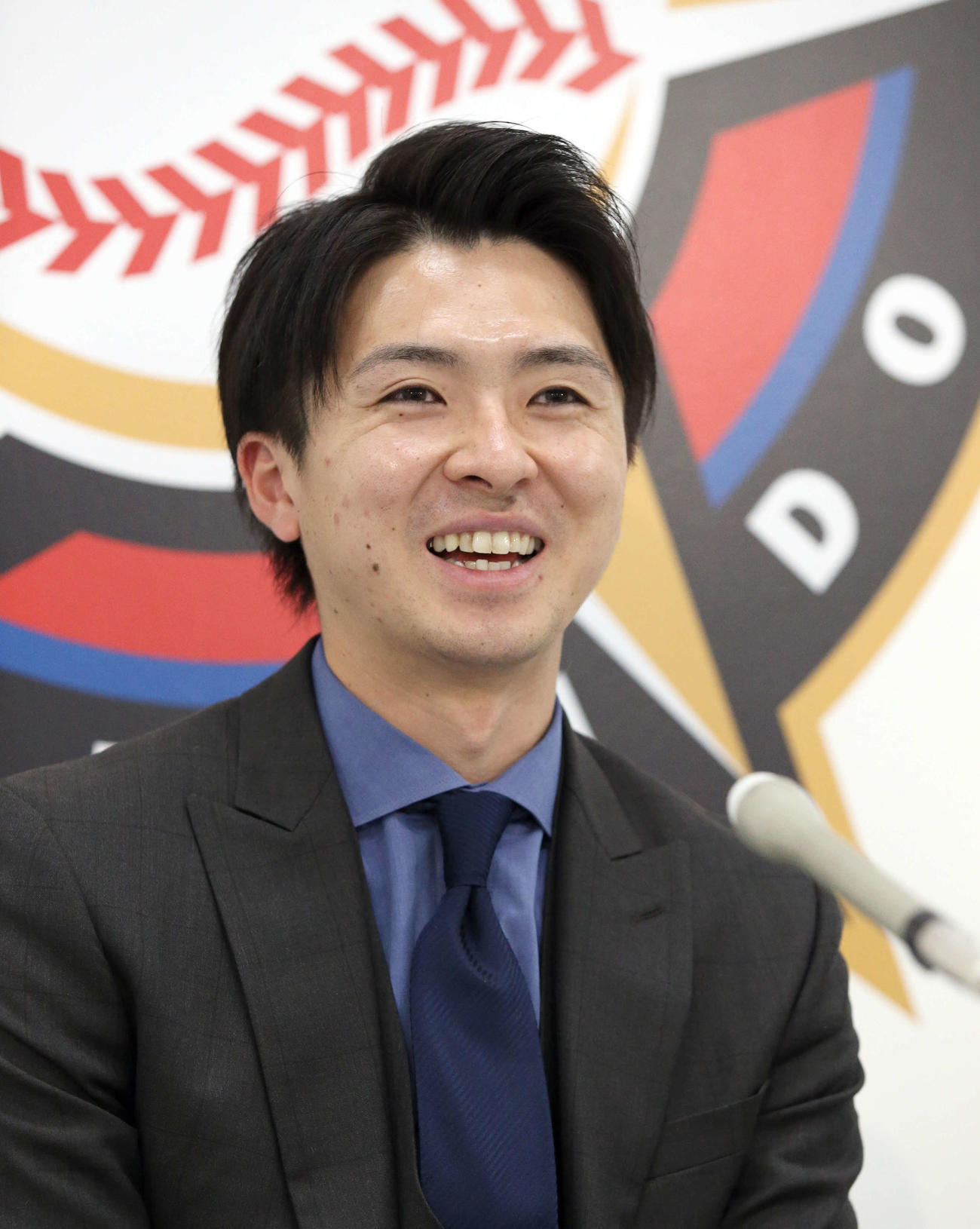 契約更改を終え笑顔で会見する日本ハム上沢（撮影・佐藤翔太）