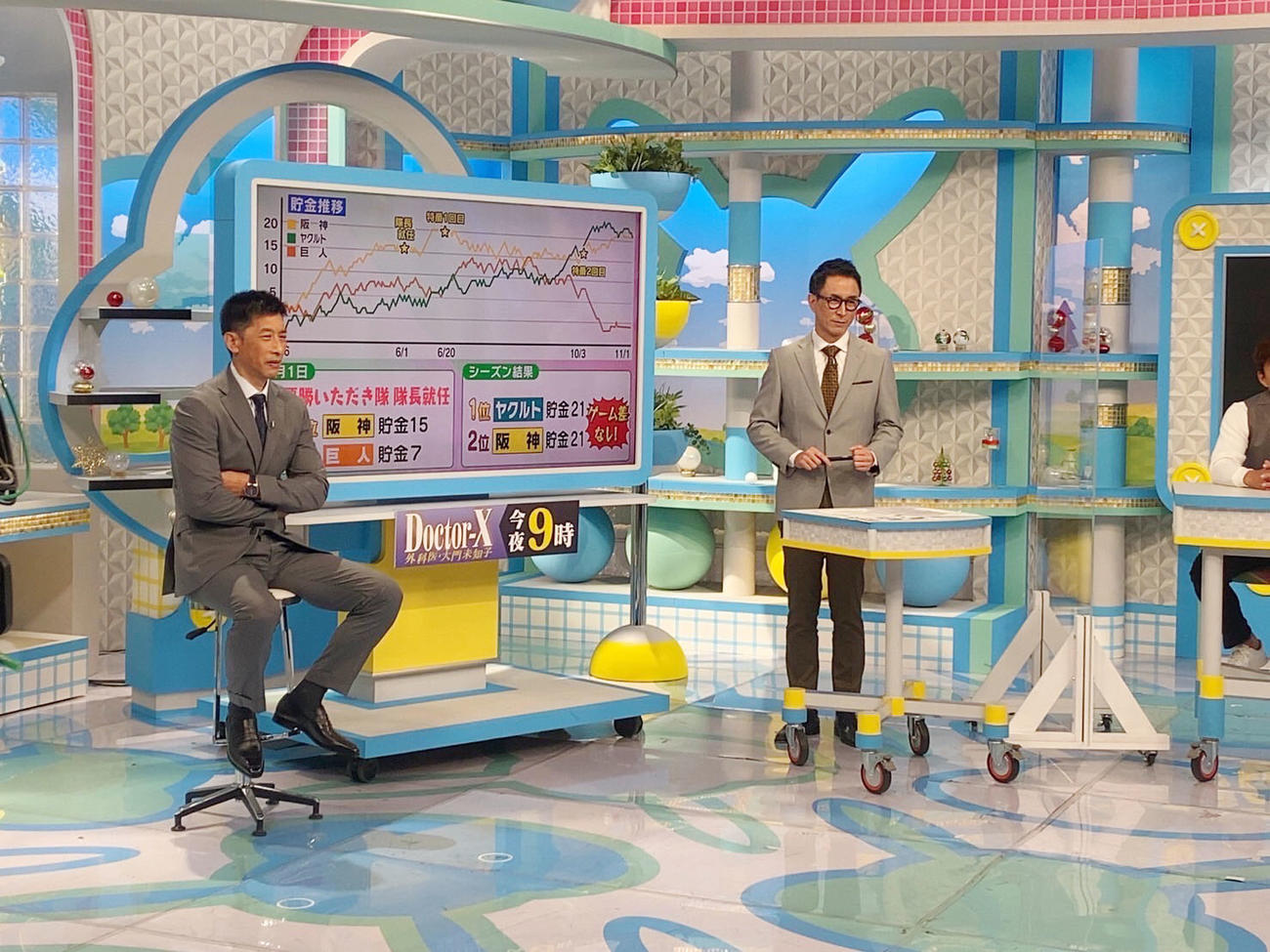 「おはよう朝日です」に出演する矢野監督。右は岩本アナウンサー（球団提供）