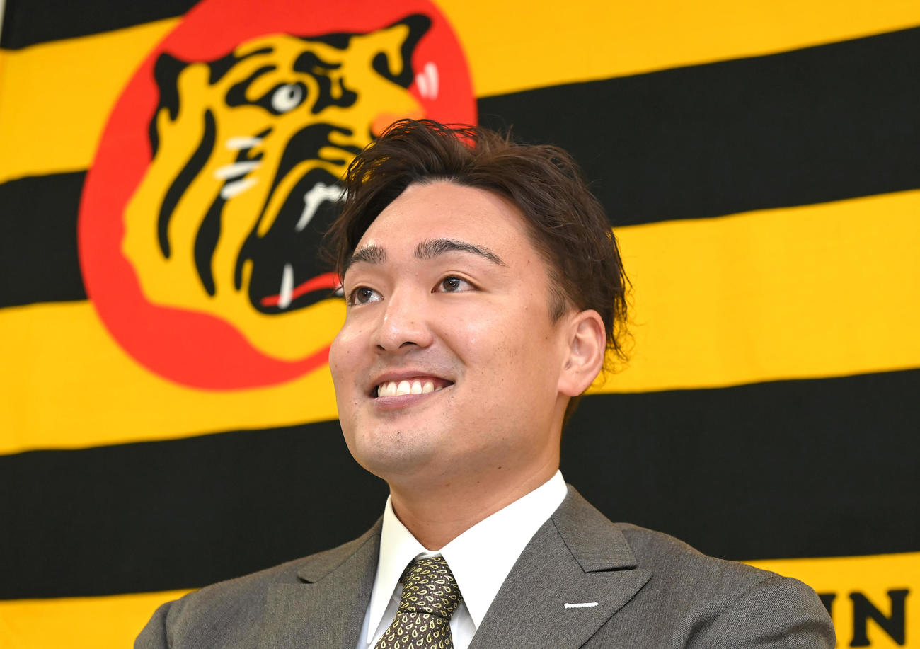 契約更改を終え、会見で笑顔を見せる秋山（代表撮影）