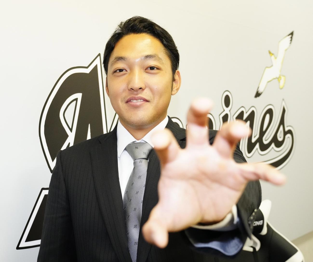 契約更改を終えたロッテ佐藤奨真。チェンジアップの握りで撮影