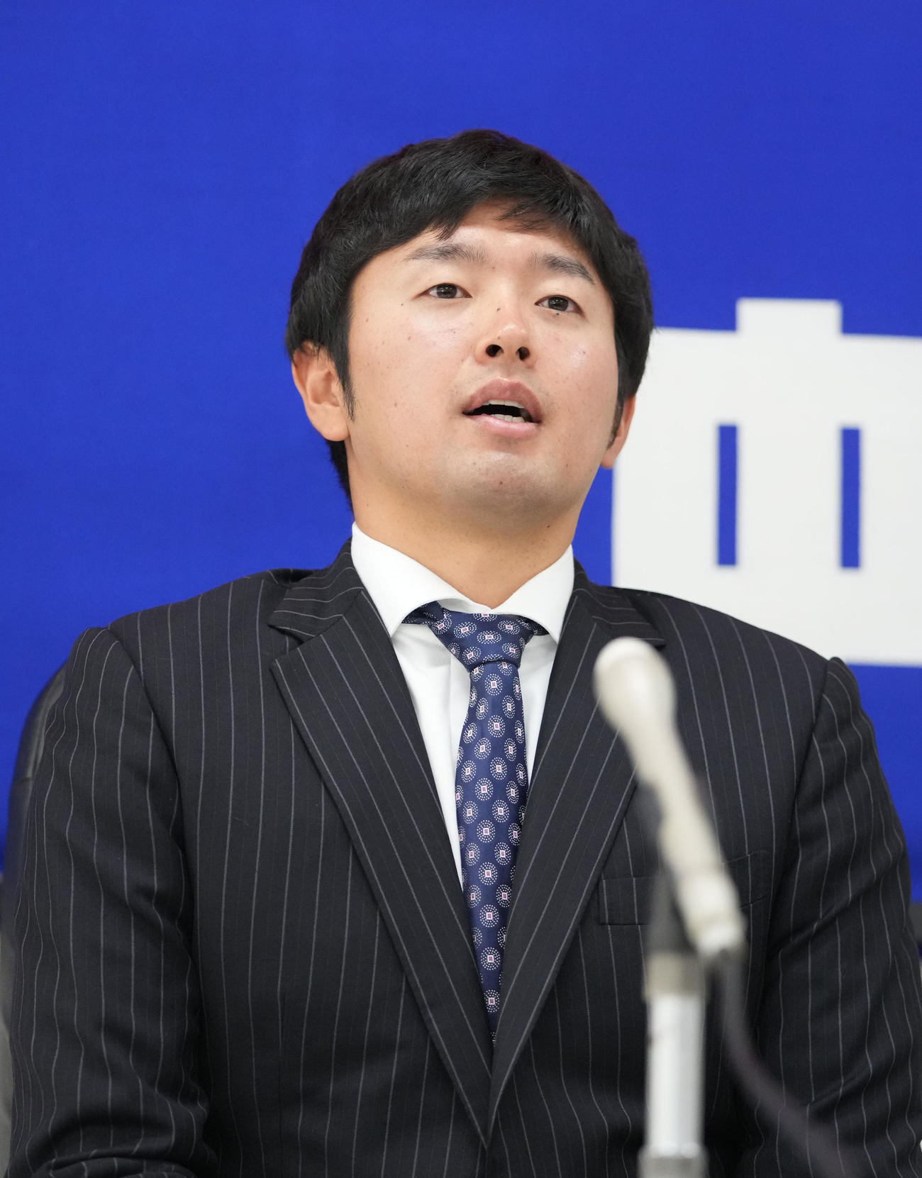 中日契約更改　交渉を終え会見する浜田（撮影・森本幸一）