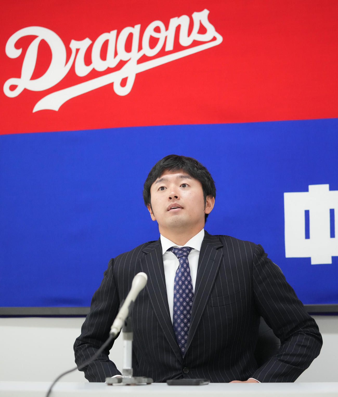 中日契約更改　交渉を終え会見する浜田（撮影・森本幸一）