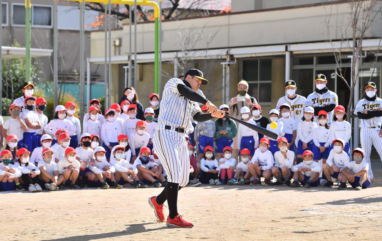 児童に豪快な打撃を披露する佐藤輝（撮影・上田博志）