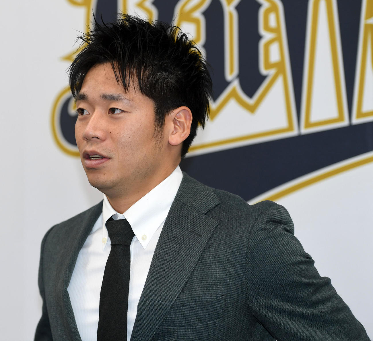 育成契約を結び会見する近藤（撮影・前岡正明）