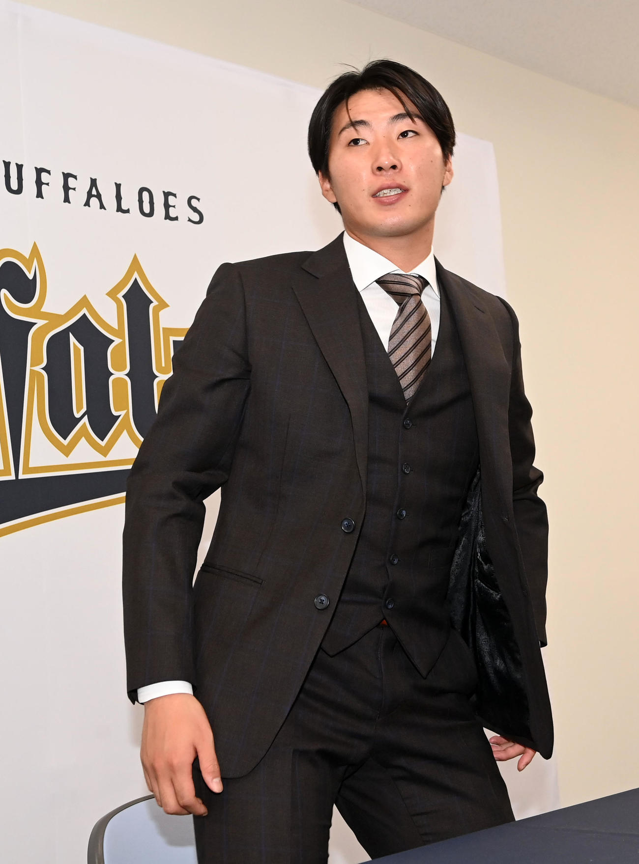 育成契約を結び会見を行った東（撮影・前岡正明）