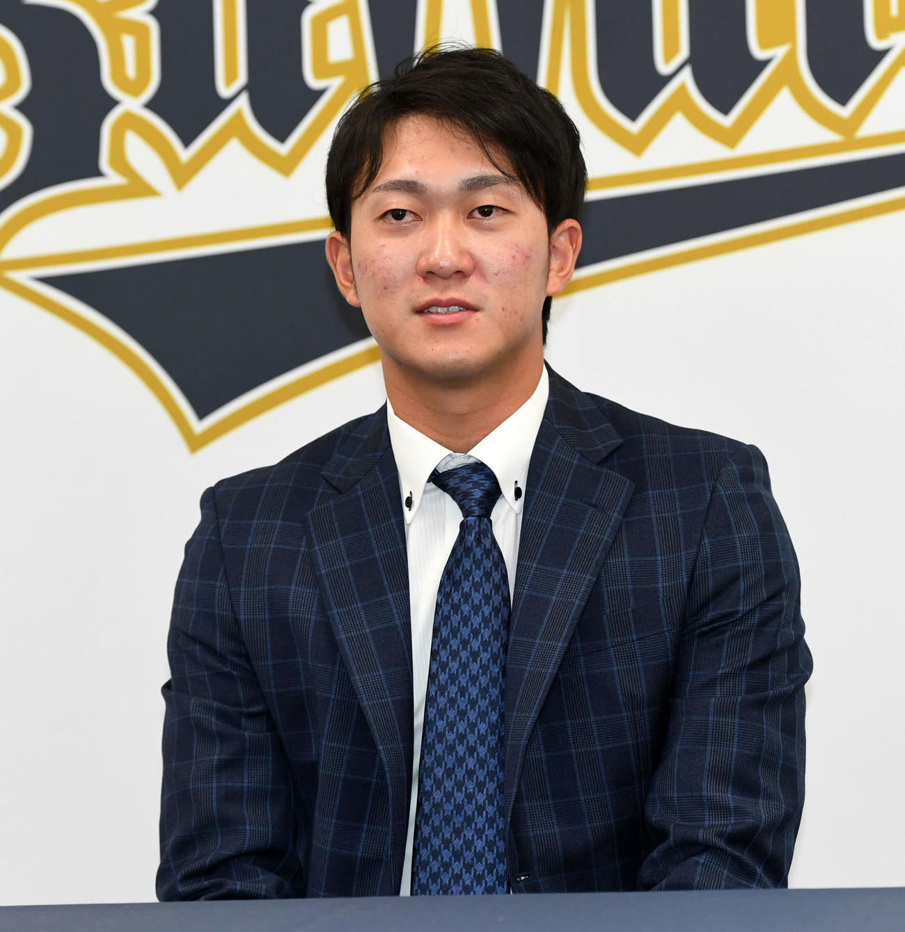 育成契約を結び会見を行う広沢（撮影・前岡正明）