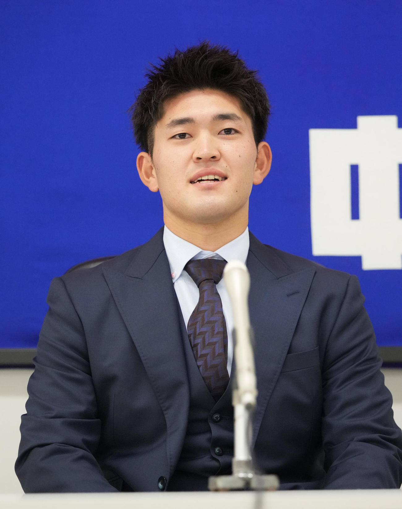 中日契約更改　交渉を終え会見し支配下登録されたことを告げる垣越（撮影・森本幸一）