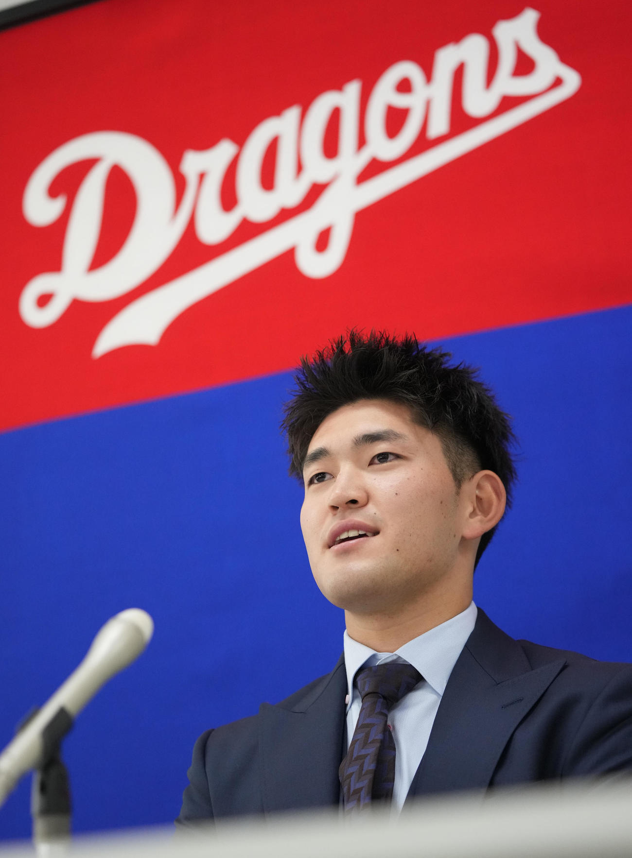 中日契約更改　交渉を終え会見し支配下登録されたことを告げる垣越（撮影・森本幸一）