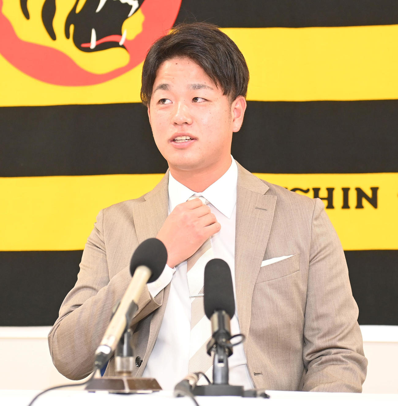 契約更改を終え、会見に臨む高橋（代表撮影）