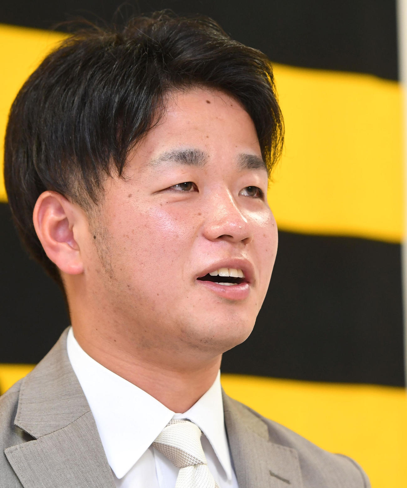 契約更改を終え、会見に臨む高橋（代表撮影）