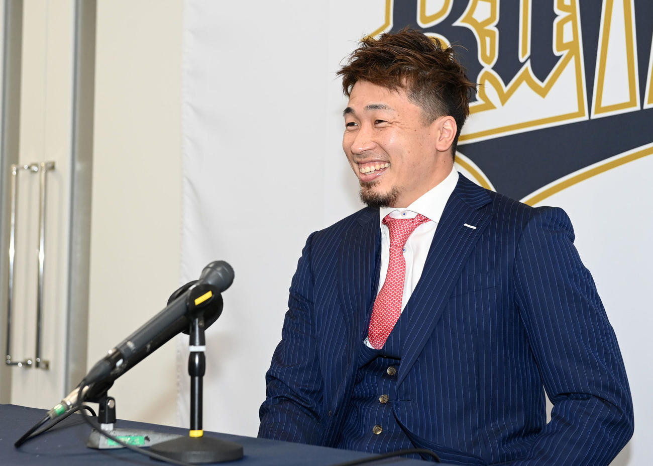 契約更改を終え笑顔で会見するオリックス安達了一（撮影・前岡正明）