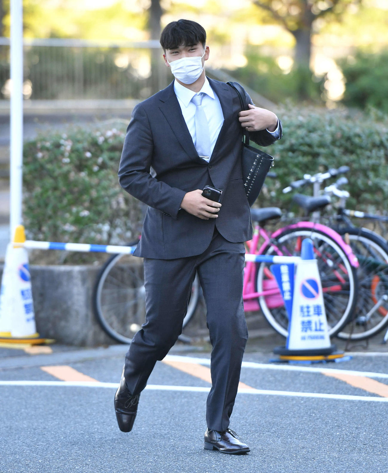 球団事務所へ向かう田上（撮影・岩下翔太）